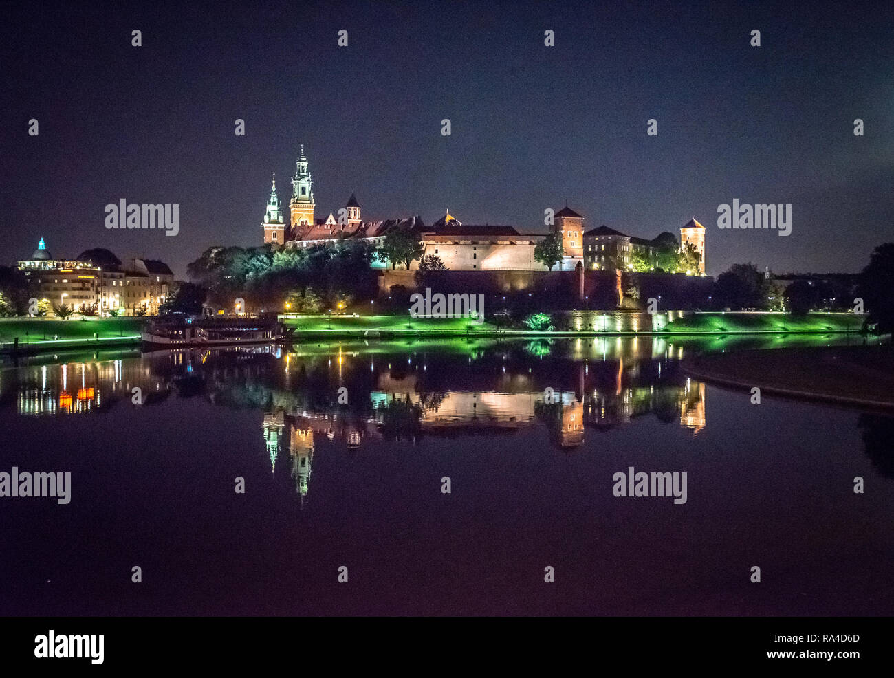 Leuchtet das Grand Schloss Wawel in der Nacht leuchten, Krak-w, Woiwodschaft Kleinpolen, Polen. Krak-w, Woiwodschaft Kleinpolen, Polen. Stockfoto