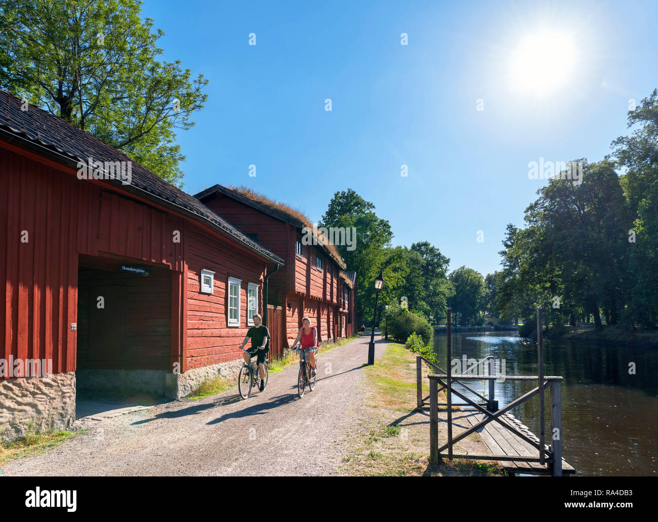 Radfahrer auf dem Weg am Flussufer in der Nähe der Altstadt (Gamla Örebro Örebro), Örebro, Närke, Schweden Stockfoto