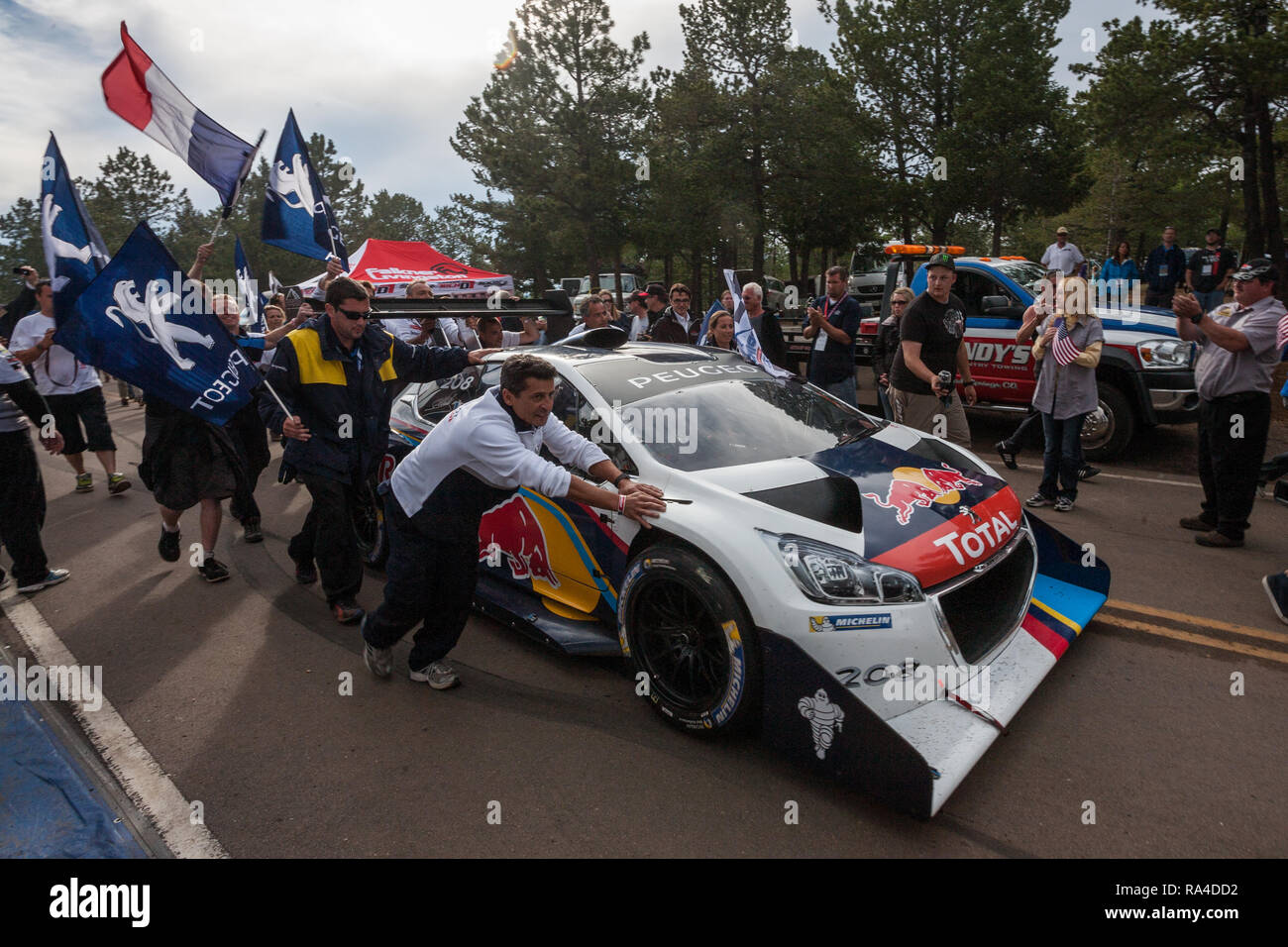 Sebastien Loeb kehrte von seinem Siegerrennen zurück, nachdem er beim Pikes Peak-Rennen 2013 in den Wolken, Colorado, USA, einen neuen Rekord von 8 Minuten 13 aufgestellt hatte Stockfoto