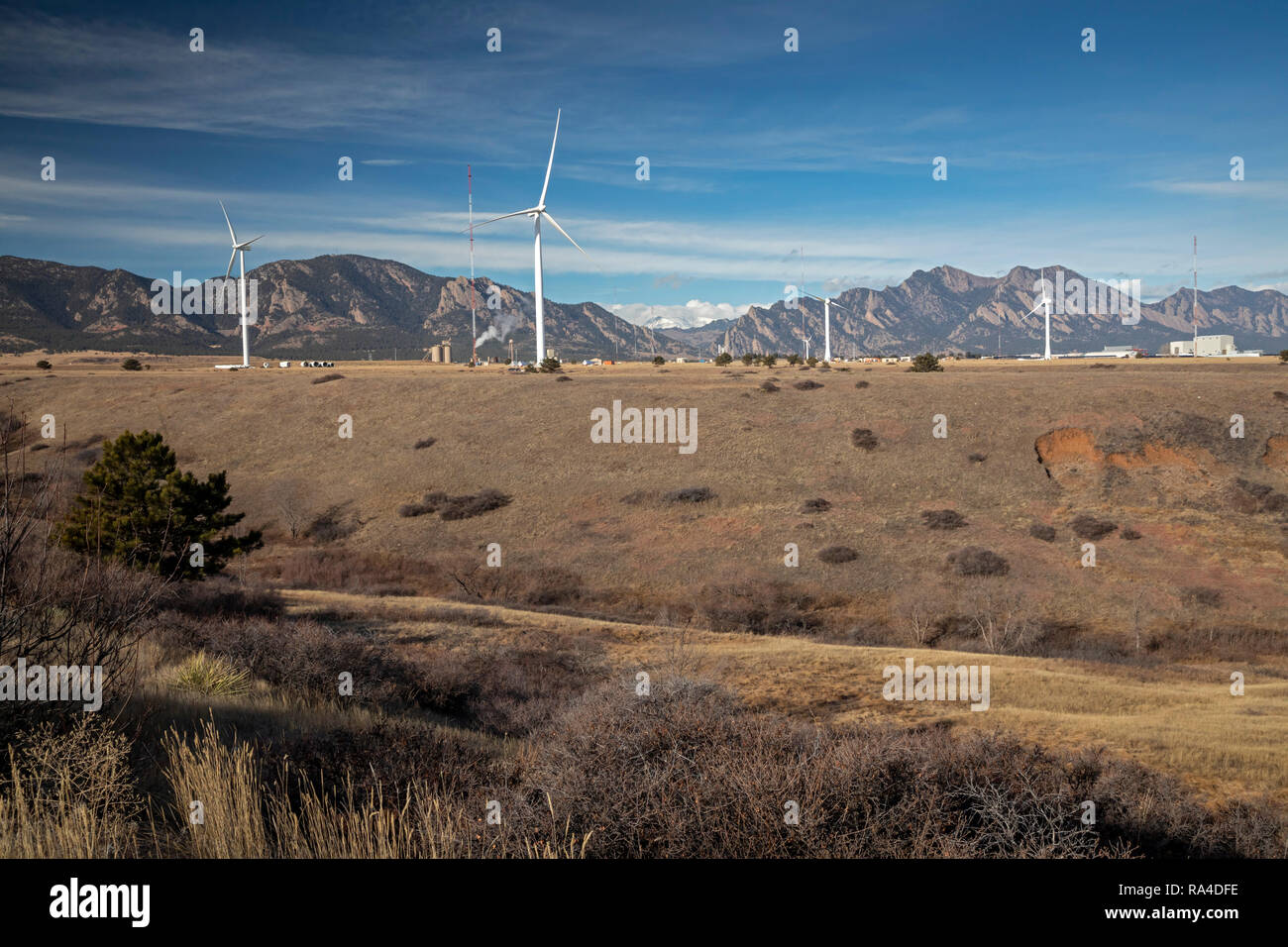 Denver, Colorado - das National Renewable Energy Laboratory National Wind Technology Center. Eine Kerbe in der Rocky Mountain Foothills Trichter suffici Stockfoto