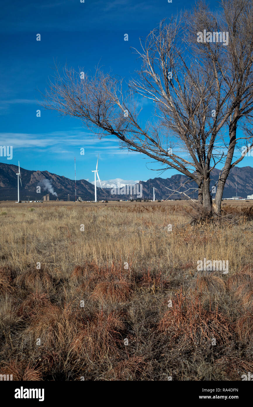 Denver, Colorado - das National Renewable Energy Laboratory National Wind Technology Center. Eine Kerbe in der Rocky Mountain Foothills Trichter suffici Stockfoto