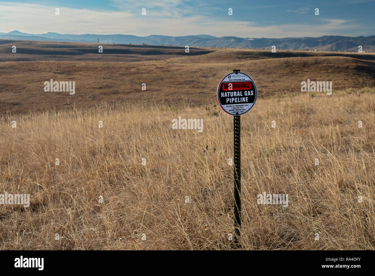 Denver, Colorado - ein Marker zeigt, wo eine Erdgaspipeline durch die Rocky Flats National Wildlife Refuge, ausgeführt wird. Stockfoto