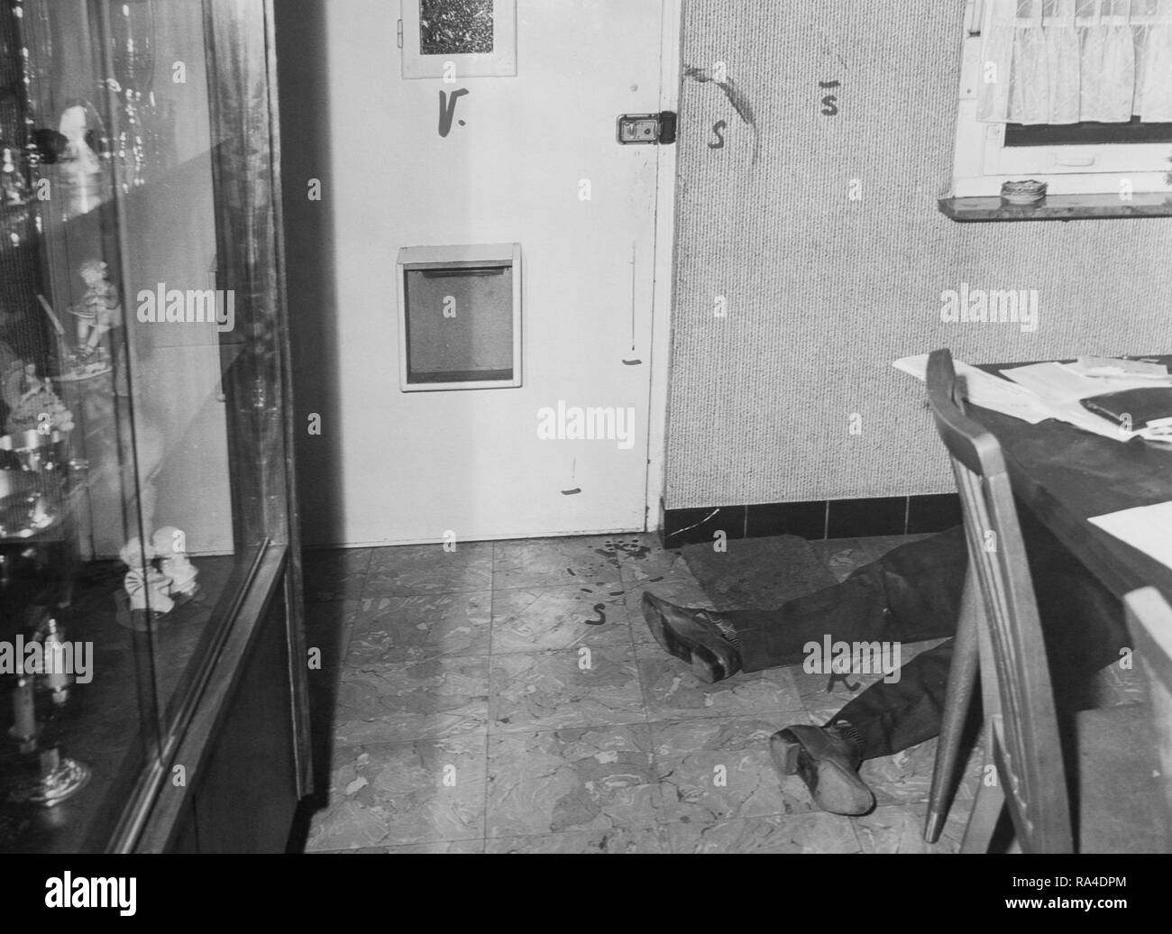 Jahrhunderts schwarze und weiße forensische Foto von Tatort, die Blutflecken und die Leiche des ermordeten Mann auf dem Boden liegen im Haus Stockfoto