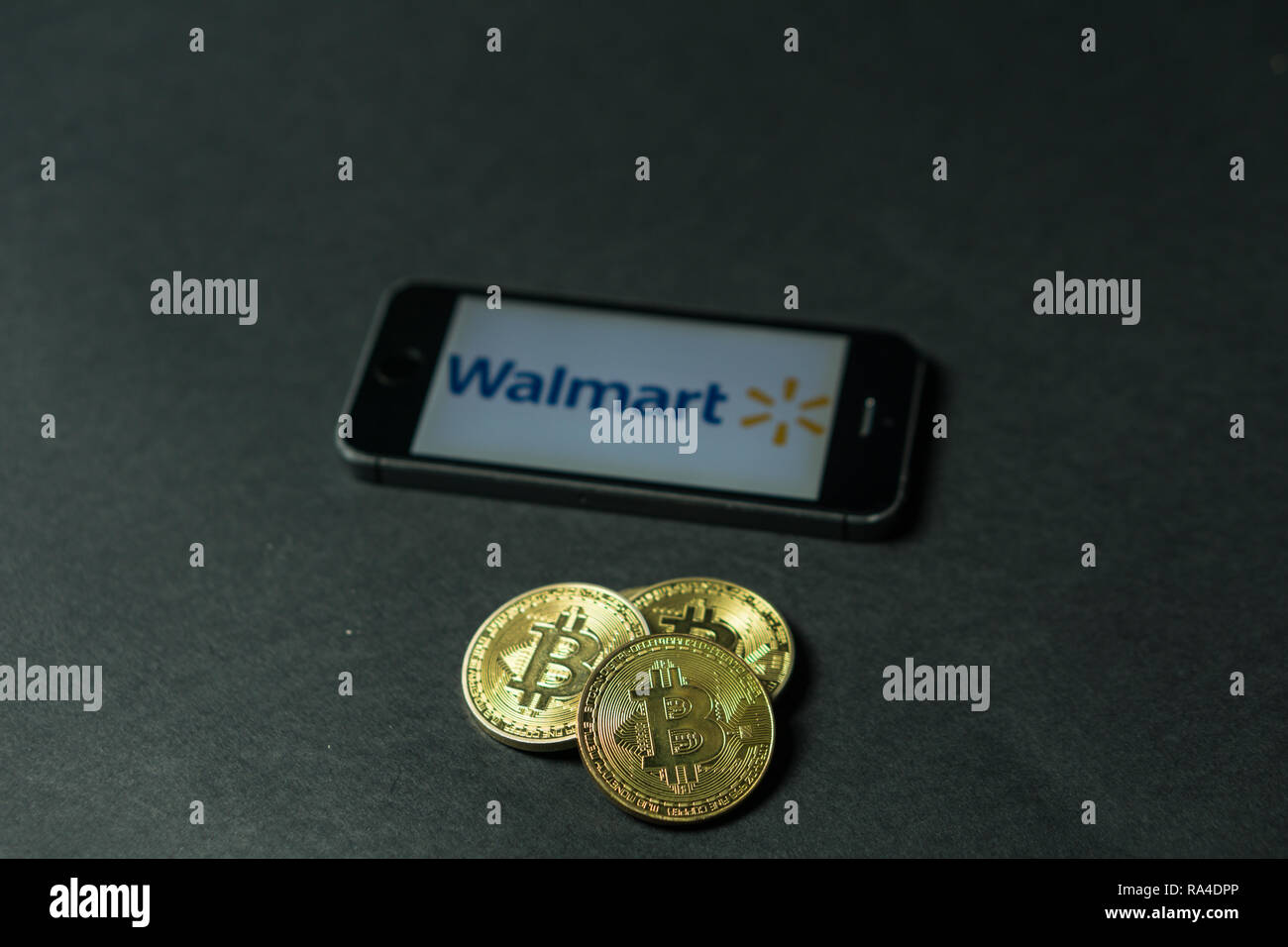 Bitcoin Münze mit dem Walmart Logo auf einem Telefonbildschirm, Slowenien - Dezember 23th, 2018 Stockfoto
