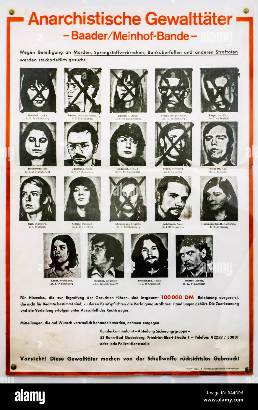 Deutsche wollte Plakat mit Fahndungsfotos von Terroristen der Baader-Meinhof-Gruppe/Rote Armee Fraktion, militante Organisation im Jahre 1970 in der Bundesrepublik Deutschland gegründet. Stockfoto