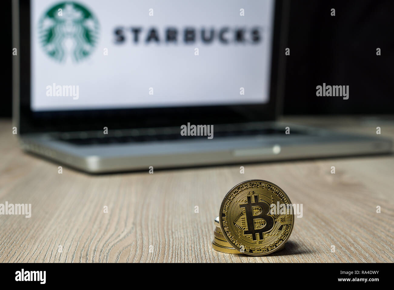 Bitcoin Münze mit der Starbucks Logo auf einem Laptop Bildschirm, Slowenien - Dezember 23th, 2018 Stockfoto