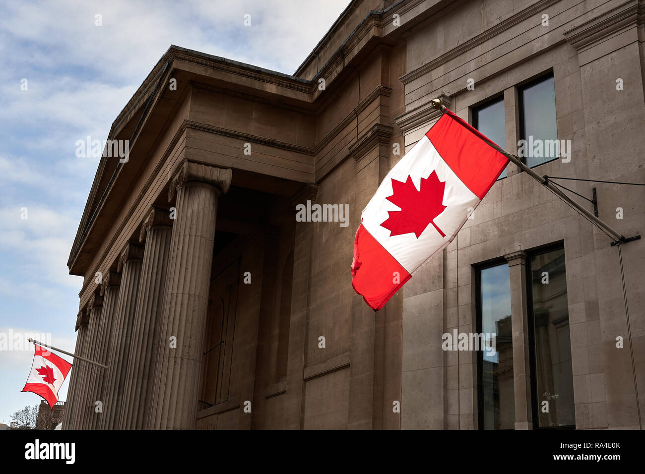 Die roten und weißen maple leaf Flagge ausserhalb von Kanada Haus, Haus der Hohen Kommission von Kanada, Trafalgar Square, London, England. Stockfoto