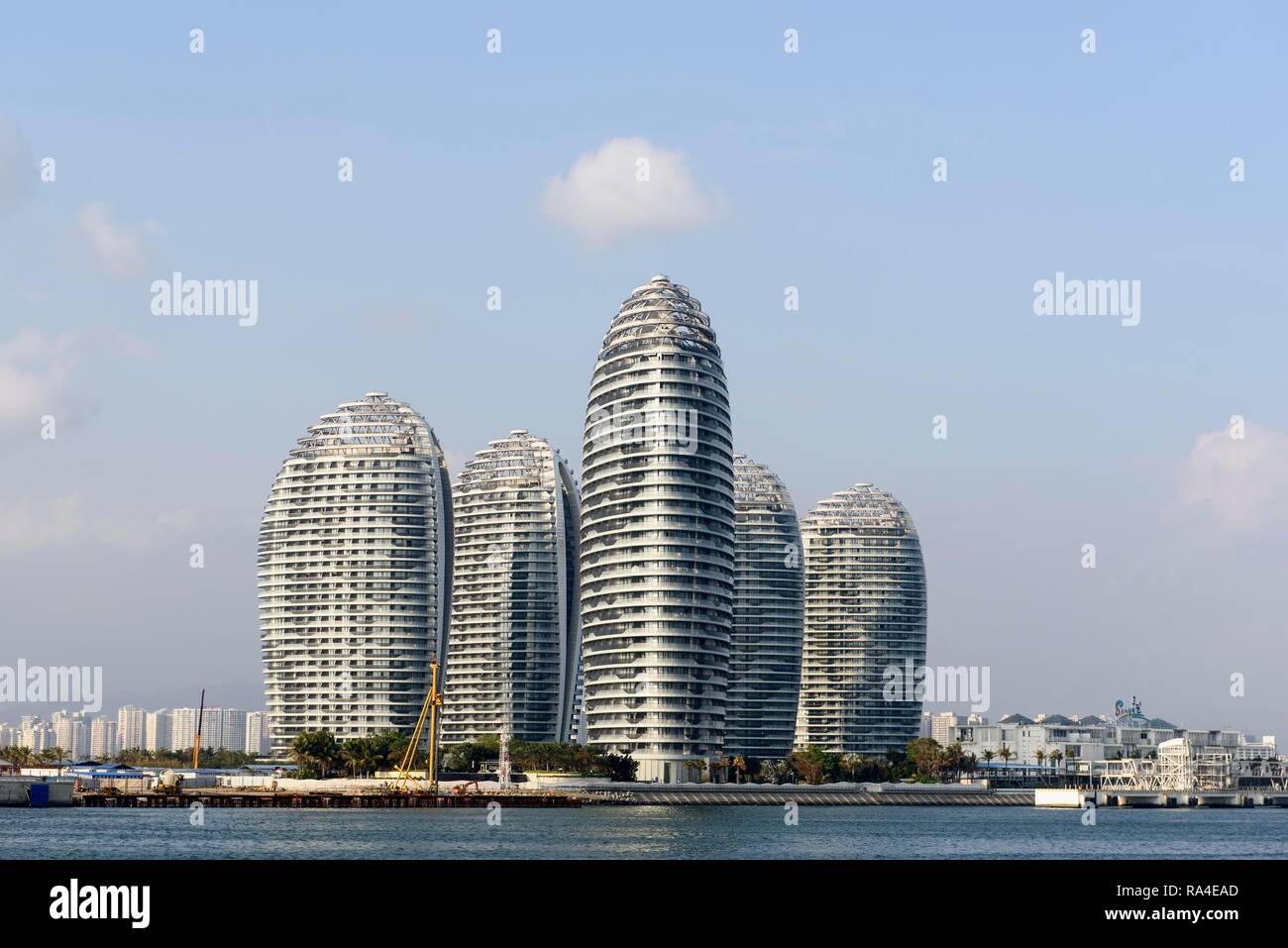 Modernes hohes Gebäude am Hafen, Sanya, Insel Hainan, China Stockfoto