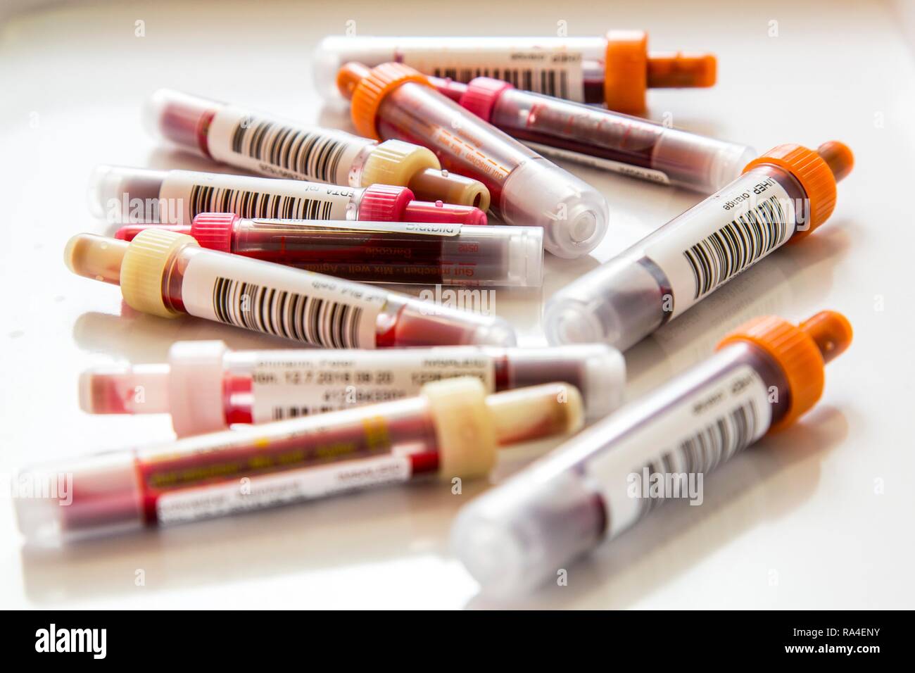 Blutproben, in Blutentnahmeröhrchen, sample Container für die Sammlung und Aufbereitung von Blutproben Stockfoto
