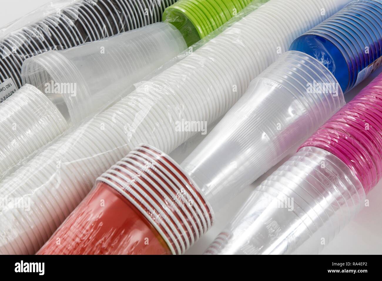 Plastikbecher, viele verschiedene Arten, Formen, Farben, Einwegbecher, Kunststoff Stockfoto