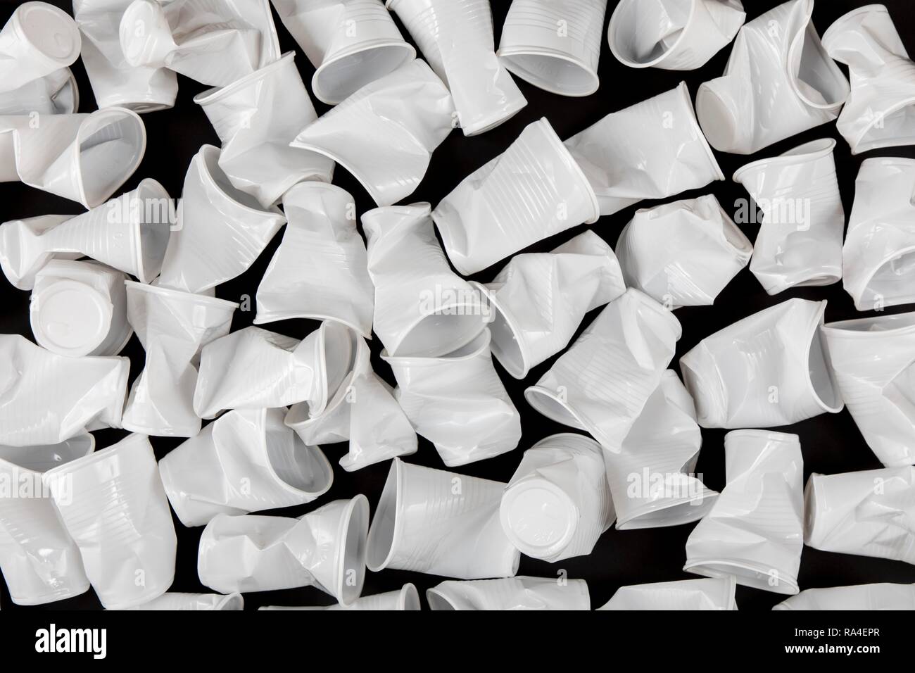 Verfügbare Schale, Schale aus Kunststoff, weiß, 0, 2 Liter, Trinkbecher, Einweg Becher aus Kunststoff, verwendet, zusammengedrückt, zerknittert Stockfoto