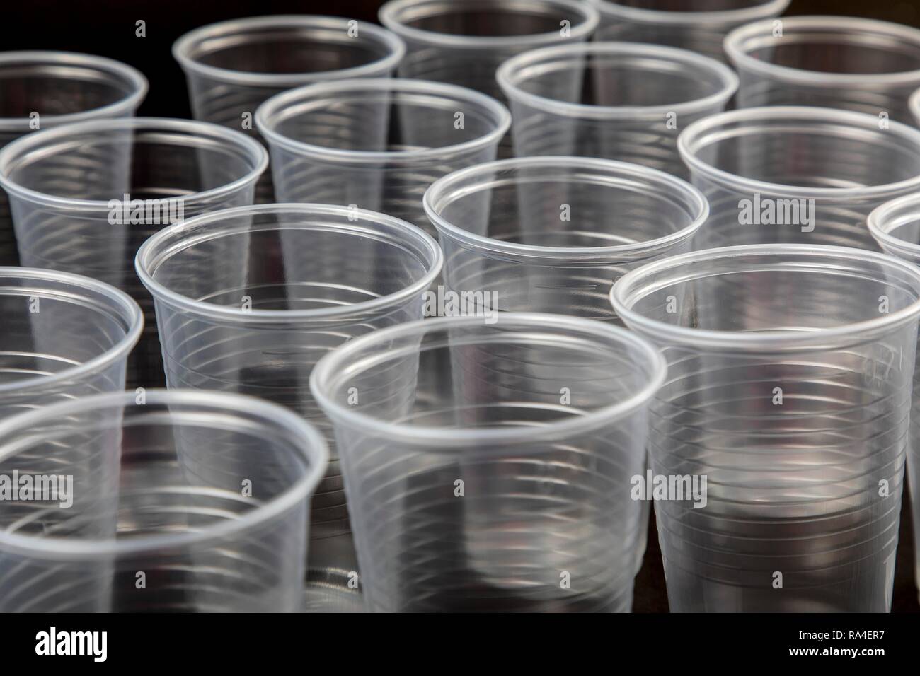 Einwegbecher, Plastikbecher, transparent, 0, 2 Liter, Trinkbecher, Einwegbecher, Kunststoff Stockfoto