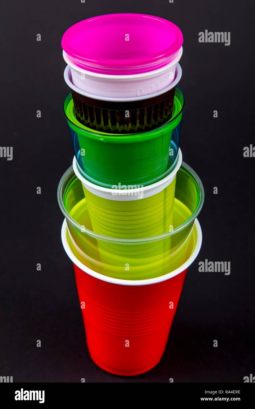 Plastikbecher, viele verschiedene Arten, Formen, Farben, Einwegbecher, Kunststoff Stockfoto