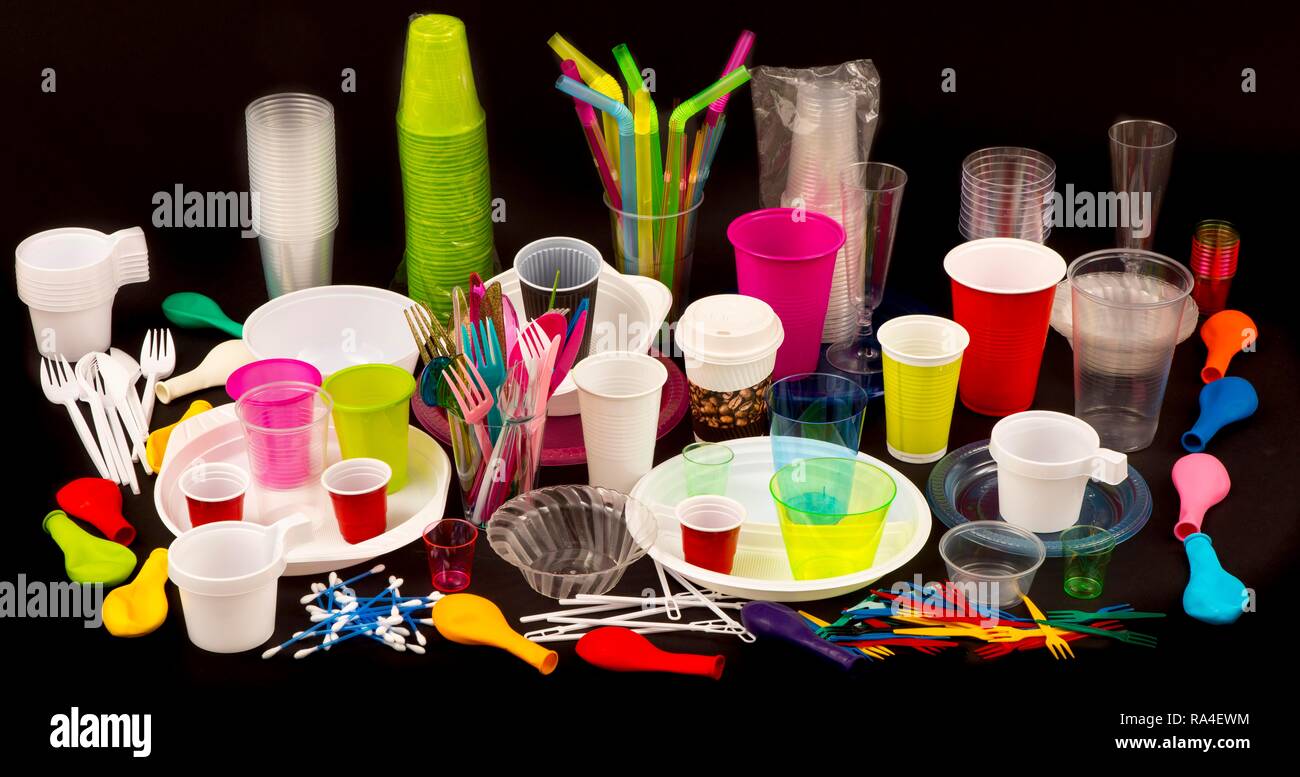 Einweggeschirr, Kunststoff Besteck, Geschirr aus Kunststoff, Kunststoff, Plastikbecher, und andere Abfälle aus Kunststoffen, verschiedene Farben Stockfoto