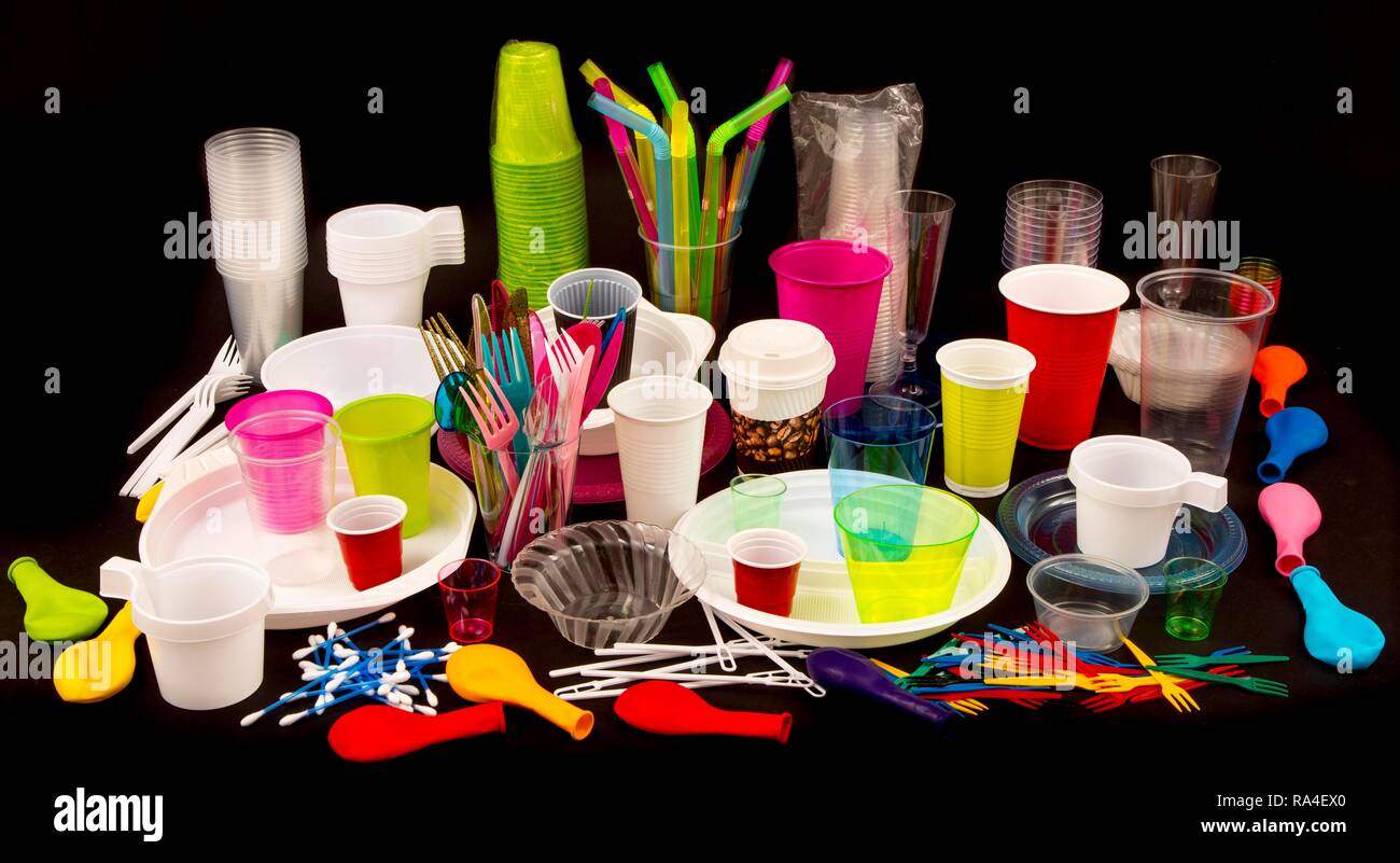 Einweggeschirr, Kunststoff Besteck, Geschirr aus Kunststoff, Kunststoff, Plastikbecher, und andere Abfälle aus Kunststoffen, verschiedene Farben Stockfoto