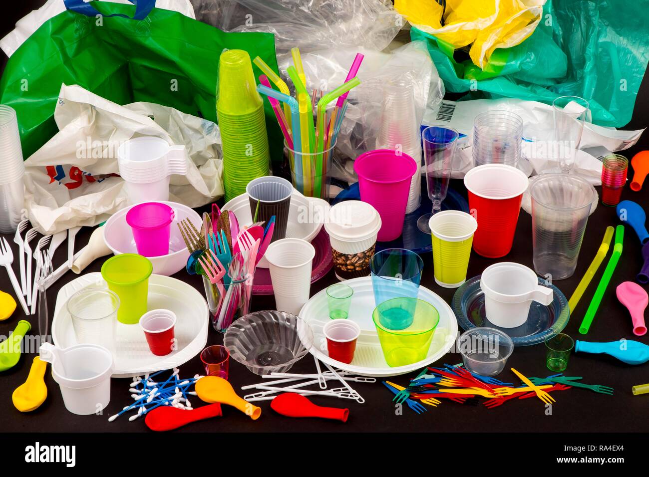 Einweggeschirr, Kunststoff Besteck, Geschirr aus Kunststoff, Kunststoff, Plastikbecher, Plastiktüten und andere Abfälle aus Kunststoffen Stockfoto
