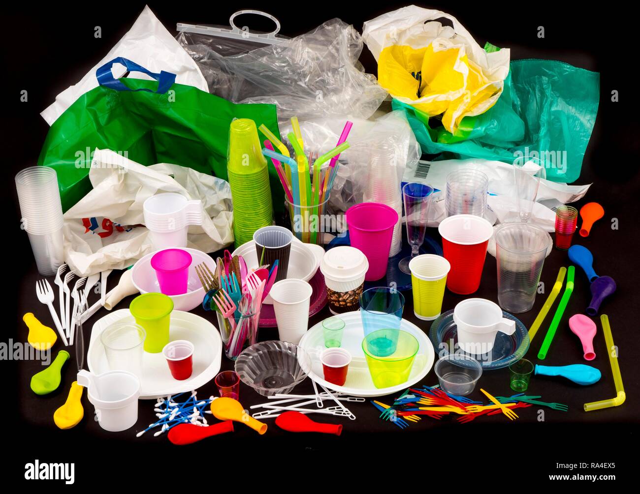 Einweggeschirr, Kunststoff Besteck, Geschirr aus Kunststoff, Kunststoff, Plastikbecher, Plastiktüten und andere Abfälle aus Kunststoffen Stockfoto