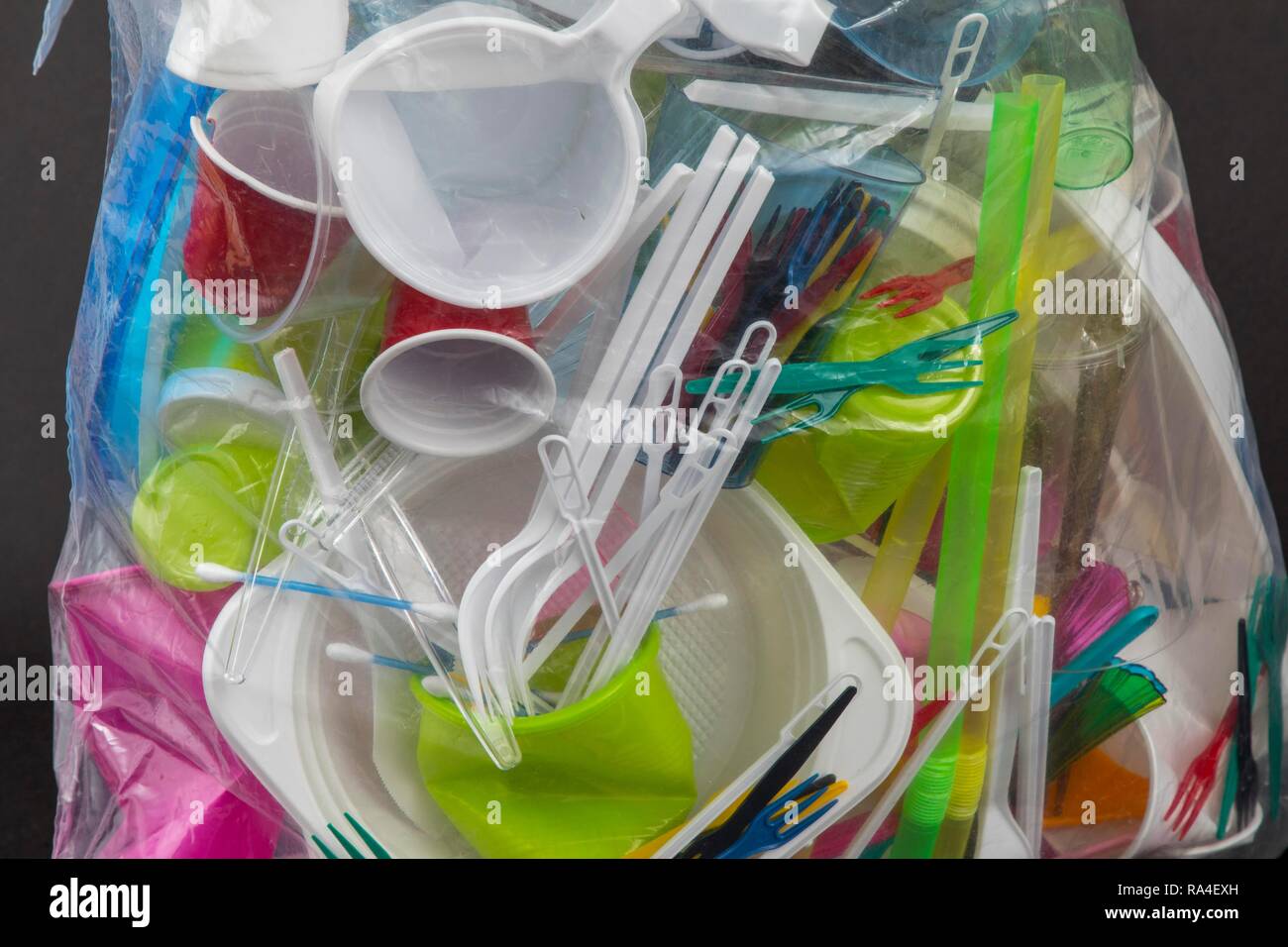 Müllsack mit Einweg Geschirr gefüllt, Kunststoff Besteck, Geschirr aus Kunststoff, Kunststoff, Plastikbecher, Plastiktüten und andere Stockfoto