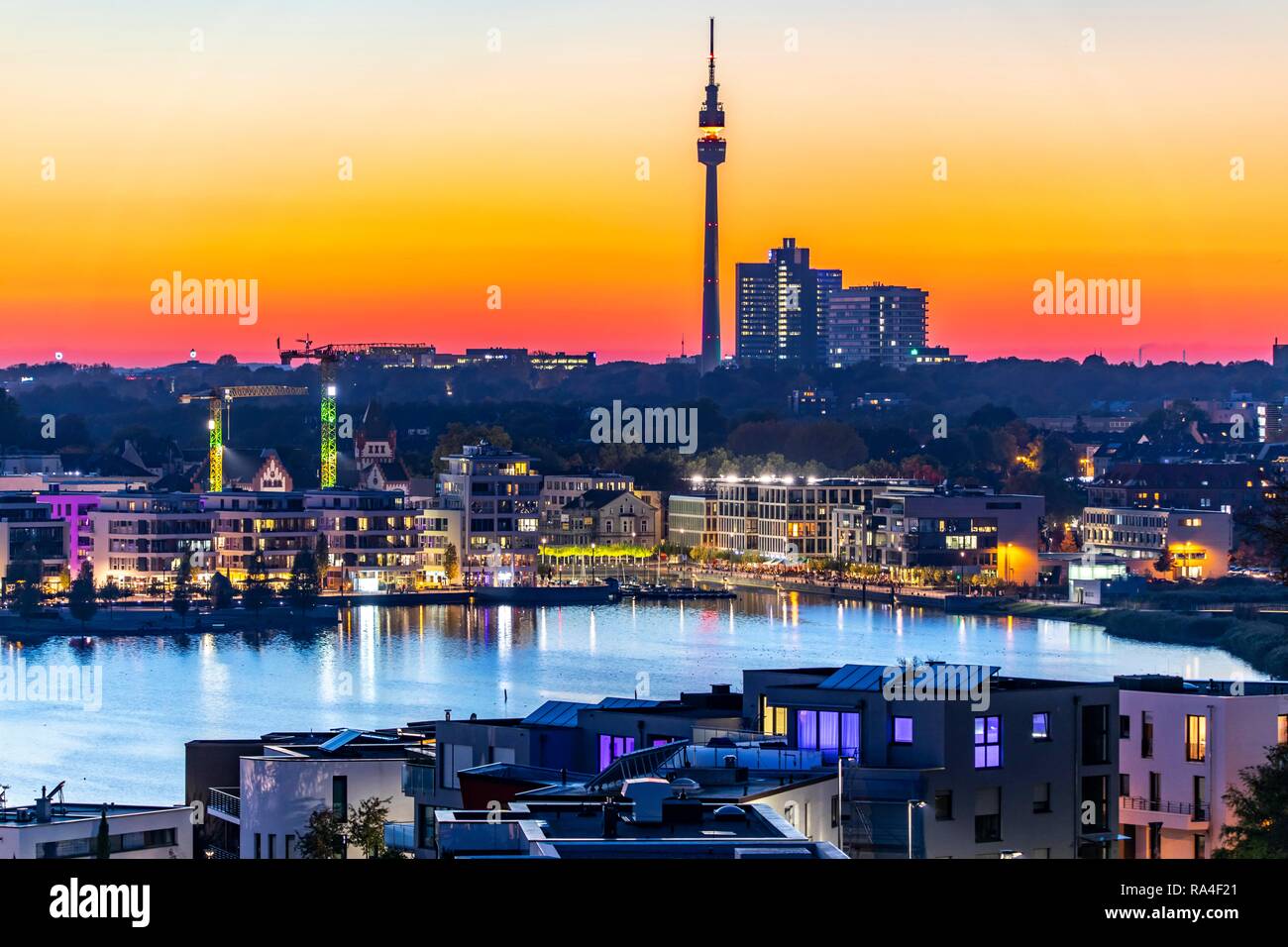 See Phoenix im Dortmunder Stadtteil Hörde, ein künstlicher See auf dem Gelände des ehemaligen Stahlwerks Phoenix-Ost Stockfoto