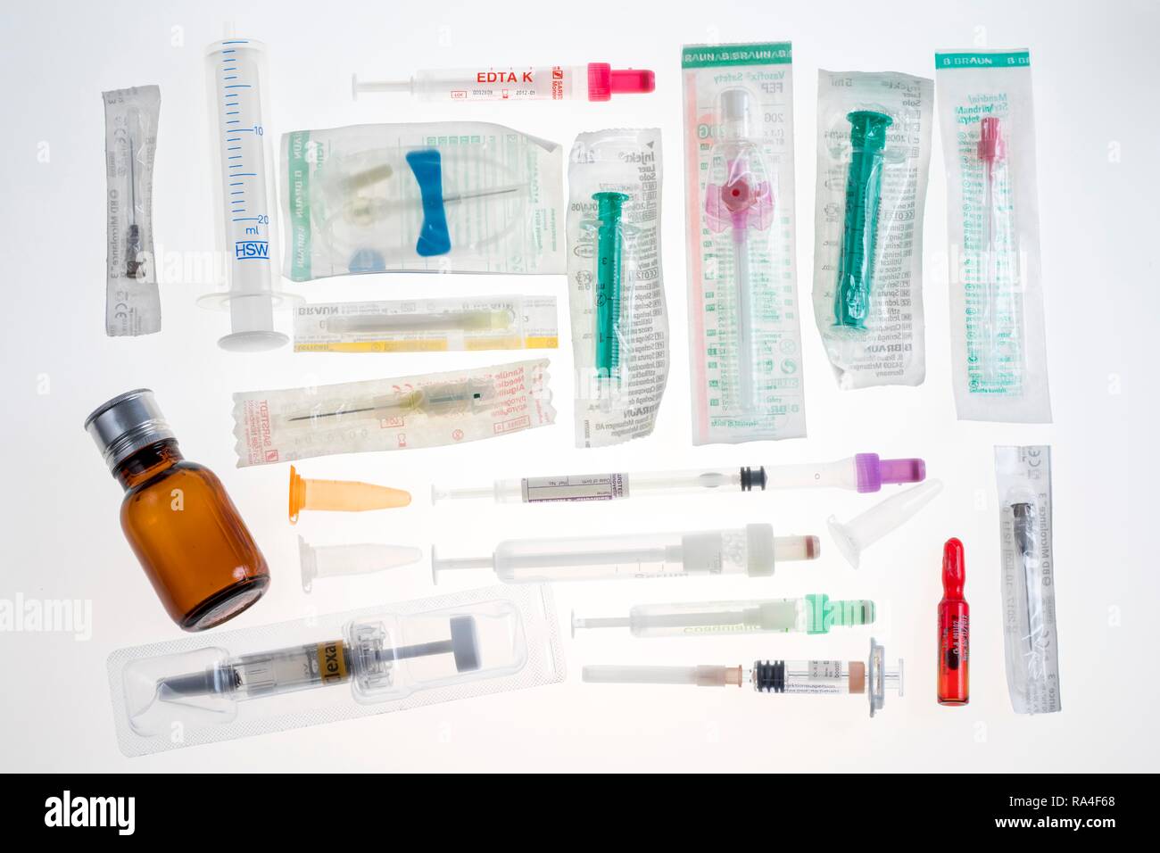 Verschiedene medizinische Einwegartikel, Spritzen, Kanülen, blutentnahme Geräte, teilweise Steril verpackt, Injektionskanülen Stockfoto