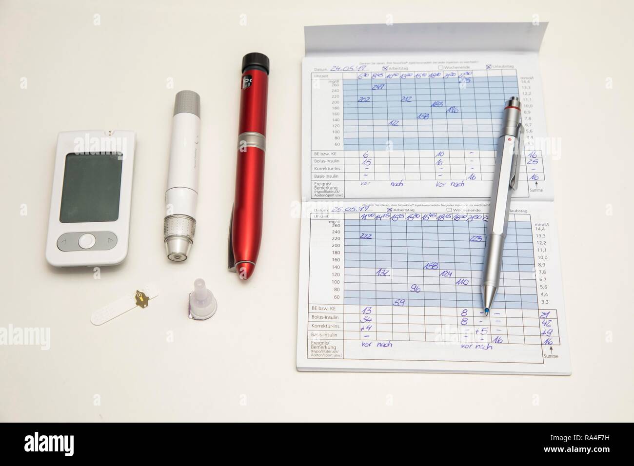 Diabetes, links Blutzuckermessgeräte, Teststreifen und Stechhilfe, Insulinpen, Blutglukose Tagebuch, Deutschland Stockfoto