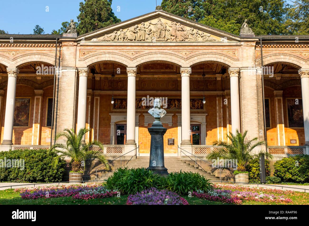 Baden-Baden, in den Schwarzwald, die Trinkhalle im Kurpark, Gehweg mit Wandgemälden, Denkmal Kaiser Wilhelm I. Stockfoto