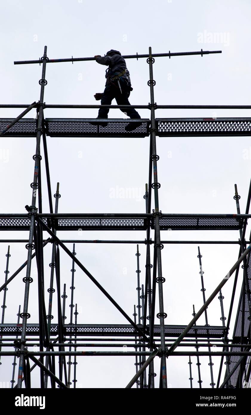 Gerüstbauer bei der Arbeit, eine große Gerüste, Arbeiten in großer Höhe, Deutschland Stockfoto