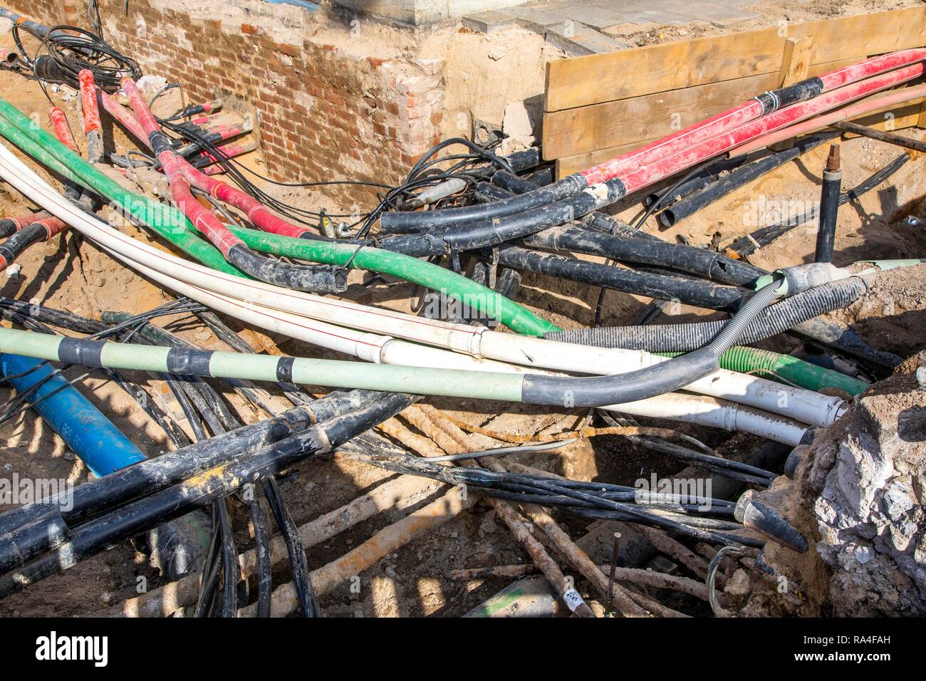 Leitungen, Pipelines, Verwicklung in eine Baustelle, die Versorgungsleitungen während der Bauarbeiten ausgesetzt, die Friedrichstraße in Düsseldorf. Stockfoto