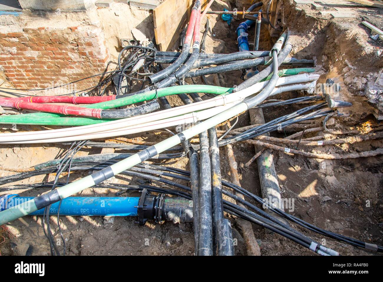 Leitungen, Pipelines, Verwicklung in eine Baustelle, die Versorgungsleitungen während der Bauarbeiten ausgesetzt, die Friedrichstraße in Düsseldorf. Stockfoto