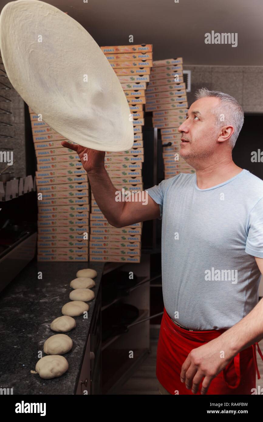 Mann, Pizza Bäcker, jongliert mit Pizzateig, Deutschland Stockfoto