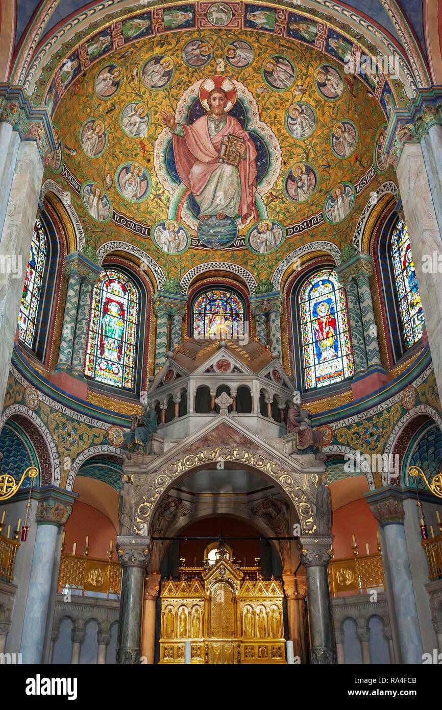 Hauptaltar, Pfarrkirche St. Benno, Neoromanischen, München, Oberbayern, Bayern, Deutschland Stockfoto