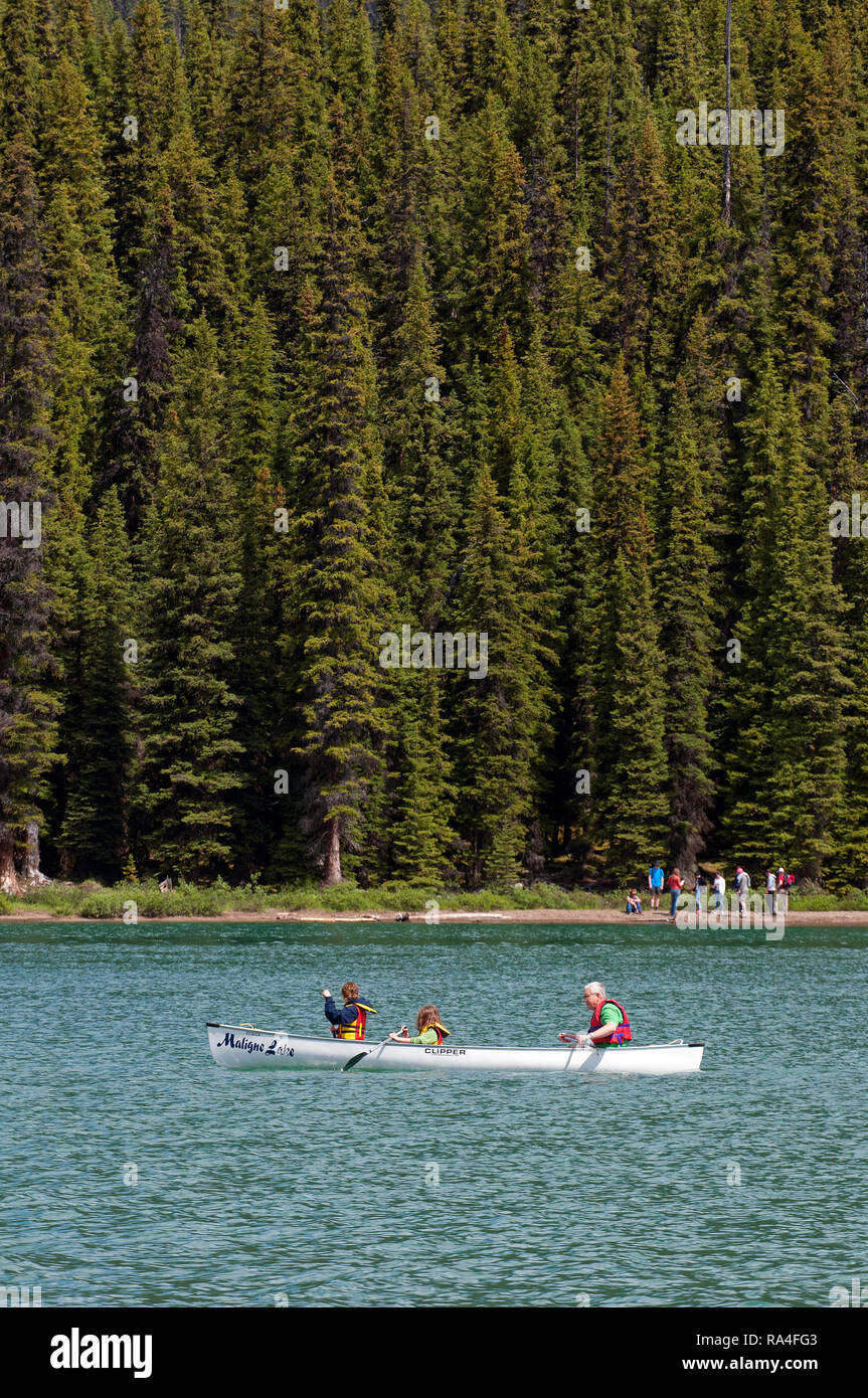 Kanufahren in Maligne Lake, Jasper National Park, Rocky Mountains, Alberta, Kanada Stockfoto