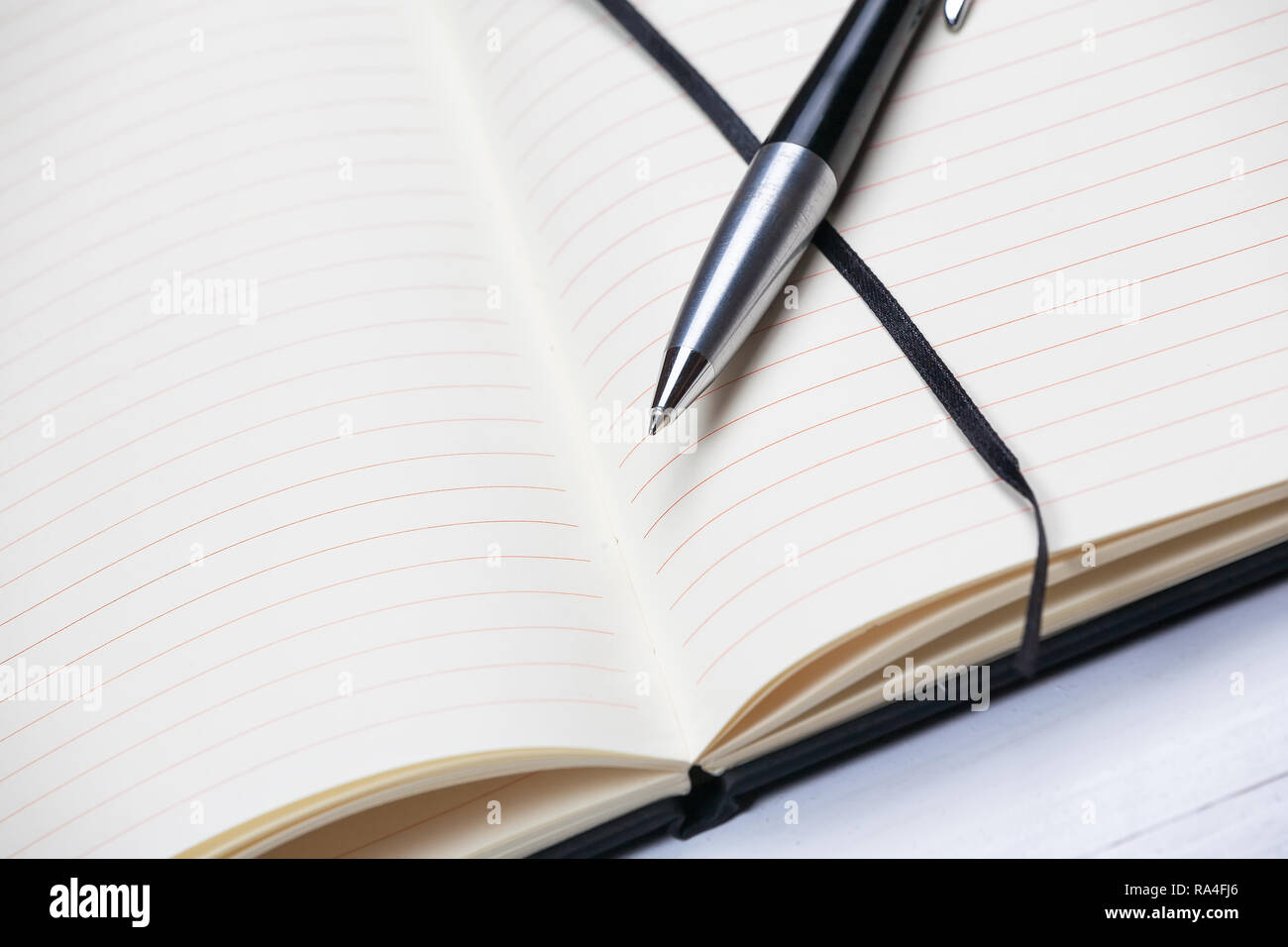 Weiß Notepad Notebook Linien elegantes Schreibgerät grau Holz- Hintergrund Stockfoto