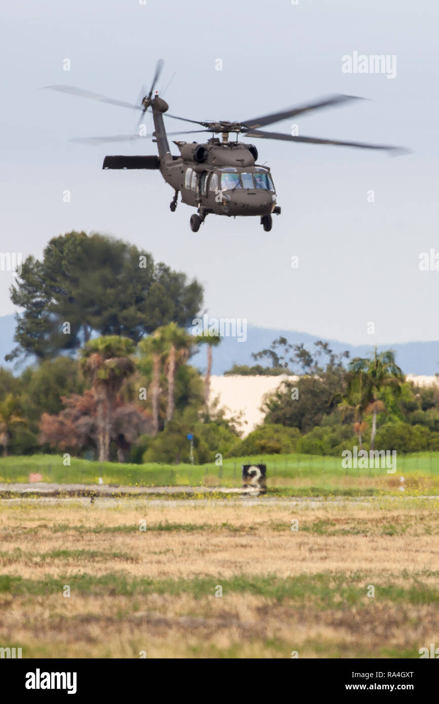 Ein U.S. Army UH-60M Black Hawk Hubschrauber zum 1. Assault Helicopter Bataillon zugeordnet, 140 Aviation Regiment, Oklahoma Army National Guard, macht seinen ersten Flug aus gemeinsamen Kräften, Los Alamitos, Kalifornien, 24. Mai 2018. Der Hubschrauber ist das erste M Modell UH-60 in der Kalifornischen Army National Guard. (U.S. Air National Guard Foto von älteren Flieger Crystal Housman) Stockfoto