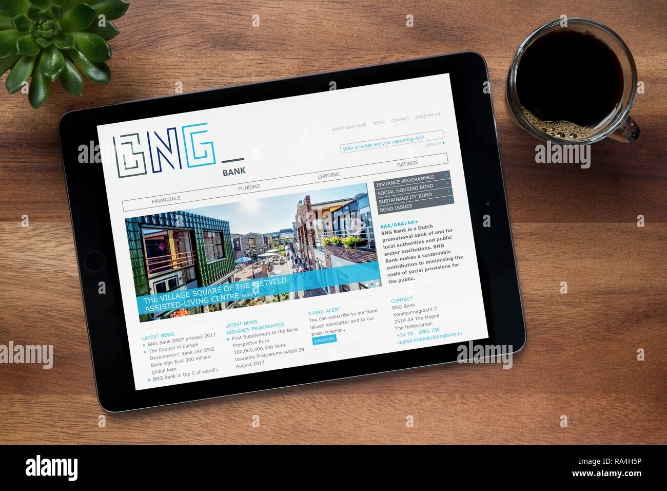 Auf der Website der Bank Nederlandse Gemeenten (BNG) ist auf einem iPad Tablet gesehen, auf einem Holztisch (nur redaktionelle Nutzung). Stockfoto