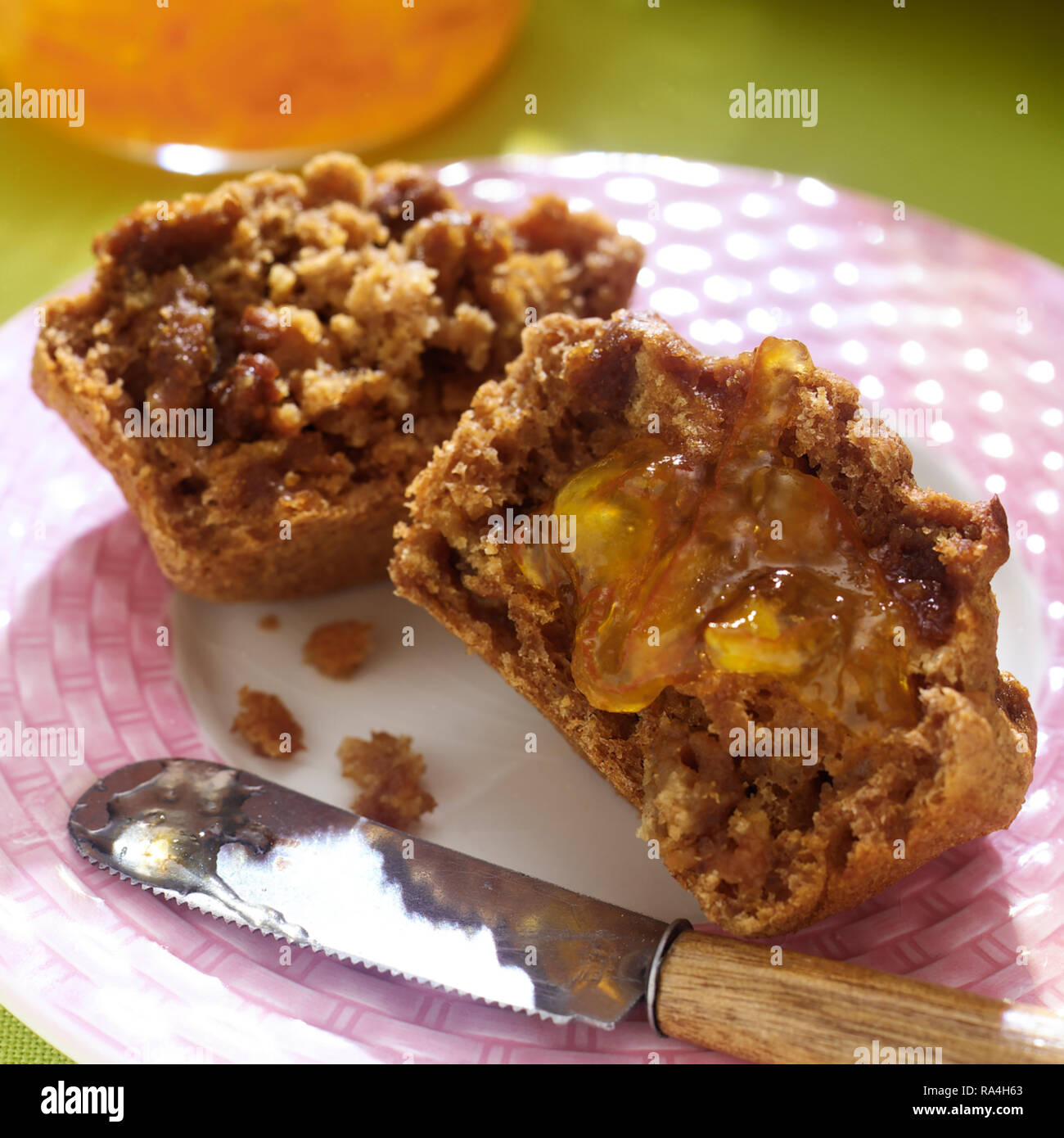Bran Muffin mit Orangenmarmelade Stockfoto