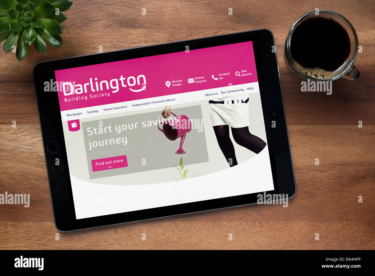 Die Website von Darlington Aufbau der Gesellschaft ist, auf einem iPad Tablet gesehen, auf einem Holztisch (nur redaktionelle Nutzung). Stockfoto