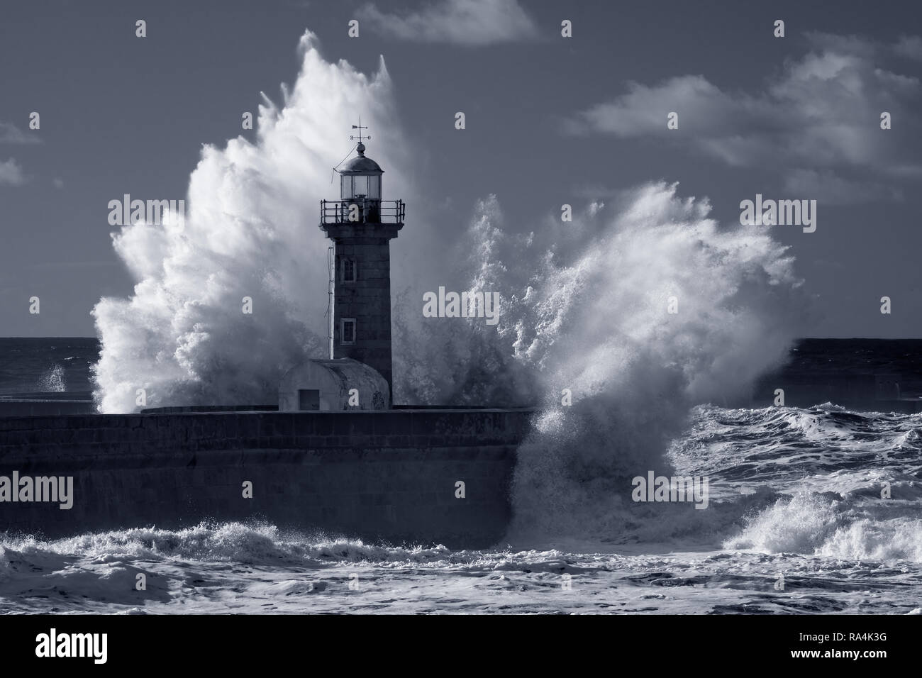 Big stürmischen Wellen über alten Leuchtturm und Mole Douro River Mouth. Ir-Filter verwendet. Farben Blau Stockfoto