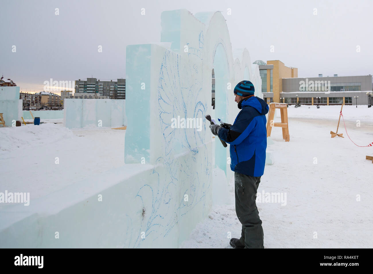 Zieht der Künstler die Konturen der künftigen ice Abbildung auf dem Eis Stockfoto