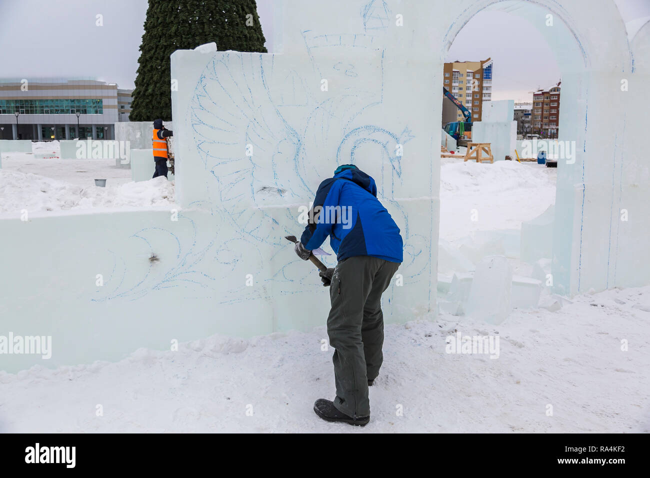 Zieht der Künstler die Konturen der künftigen ice Abbildung auf dem Eis Stockfoto