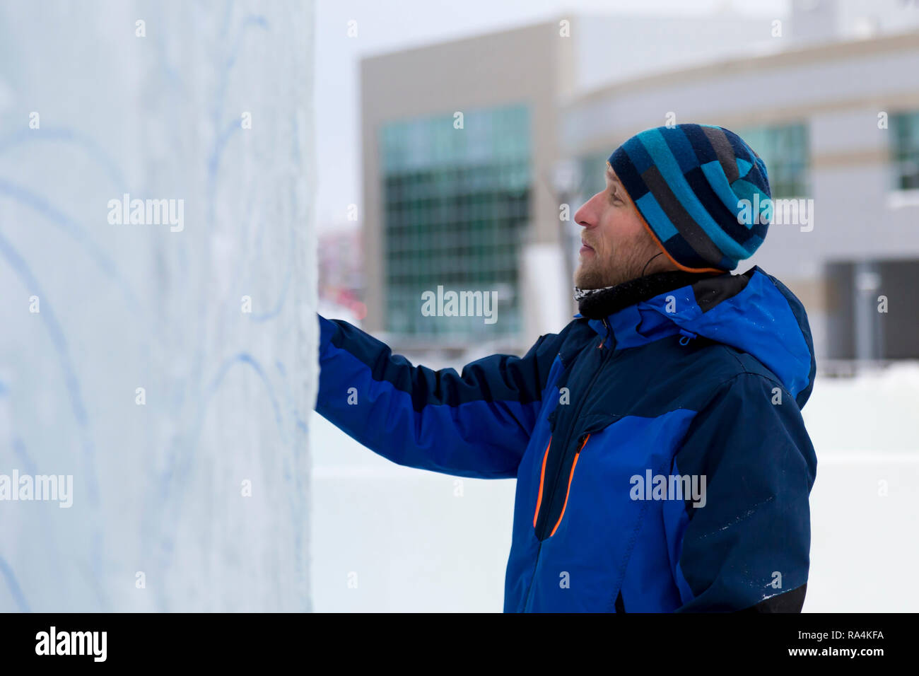 Zieht der Künstler die Konturen der künftigen ice Abbildung auf dem Eis Stockfoto