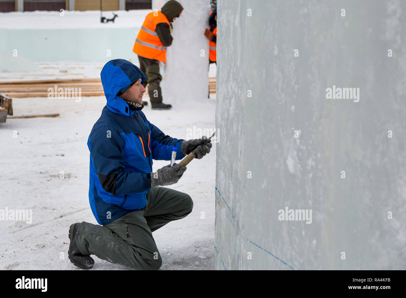 Zieht der Künstler die Konturen der künftigen ice Abbildung auf dem Eis Stockfoto