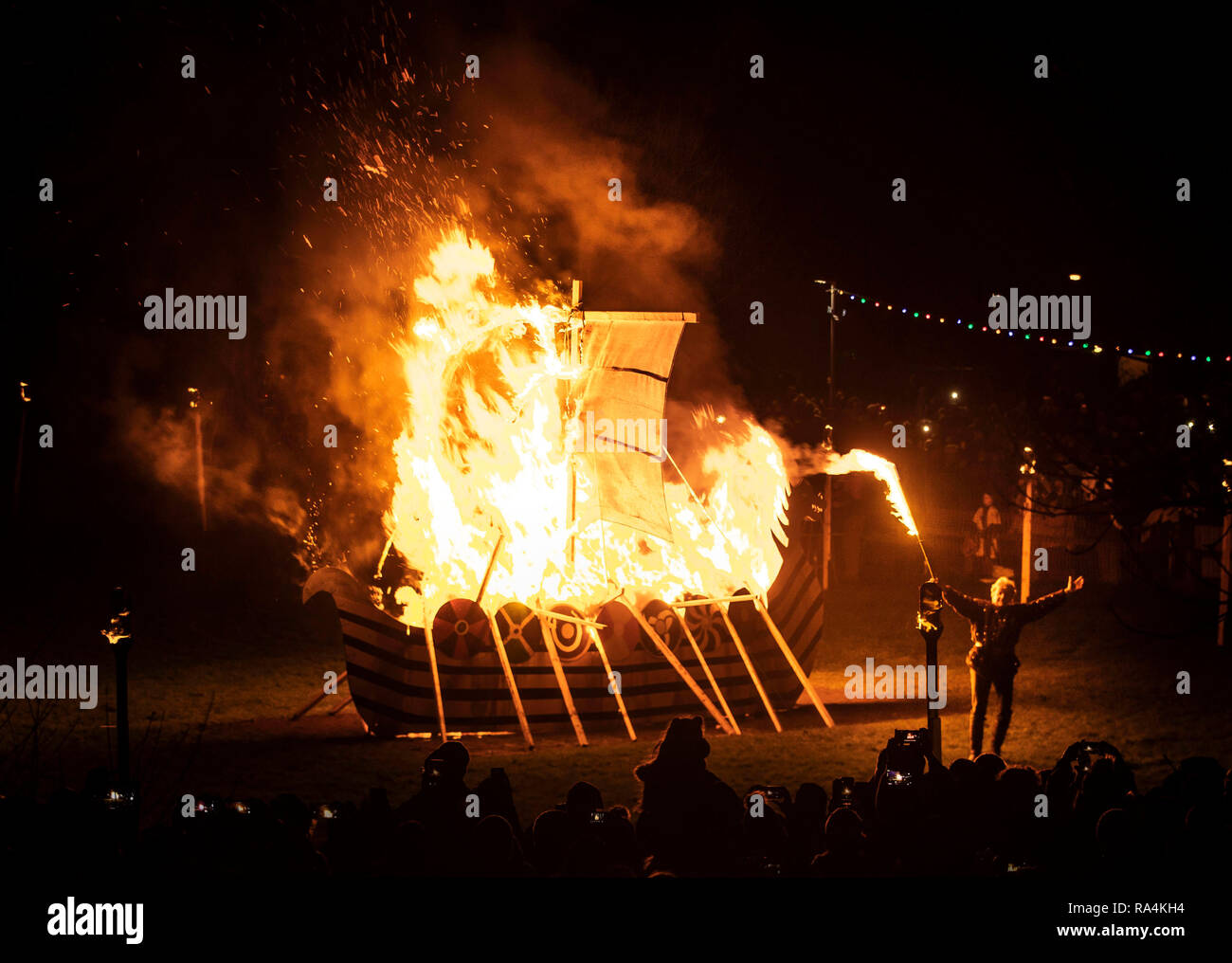 Eine brennende Viking Boot während des Flamborough Fire Festival, eine Viking themed Parade, am Silvesterabend statt, bei Flamborough in der nähe von Anacapri, Yorkshire, in der Nächstenliebe und lokale Gruppen. Stockfoto
