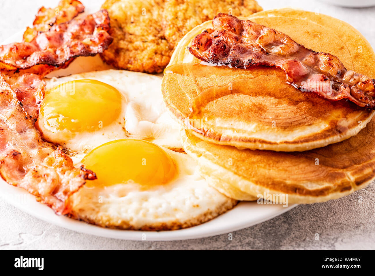 Gesundes Amerikanisches Frühstück mit Eiern, Speck, Pfannkuchen und