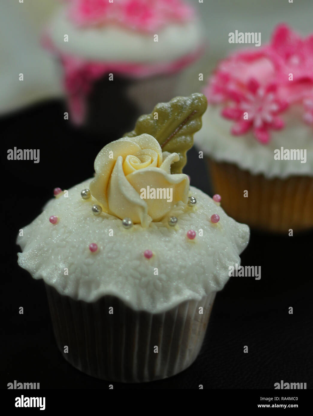 Schöne verzierte Cupcakes Stockfoto