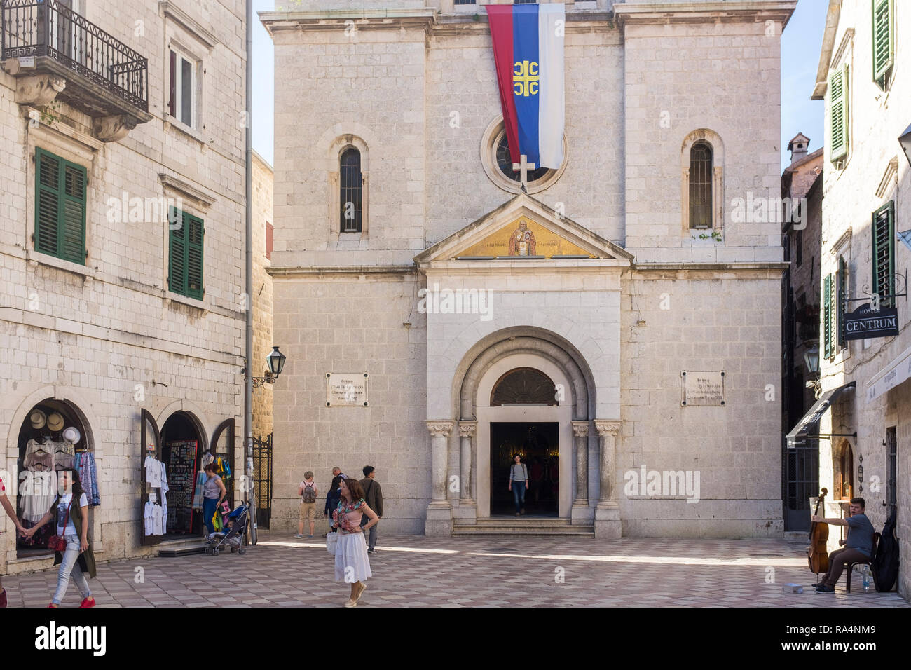 Kirchen, Plätze und viele Restaurants umgeben von Geschäften in der Altstadt von Kotor, Montenegro Stockfoto