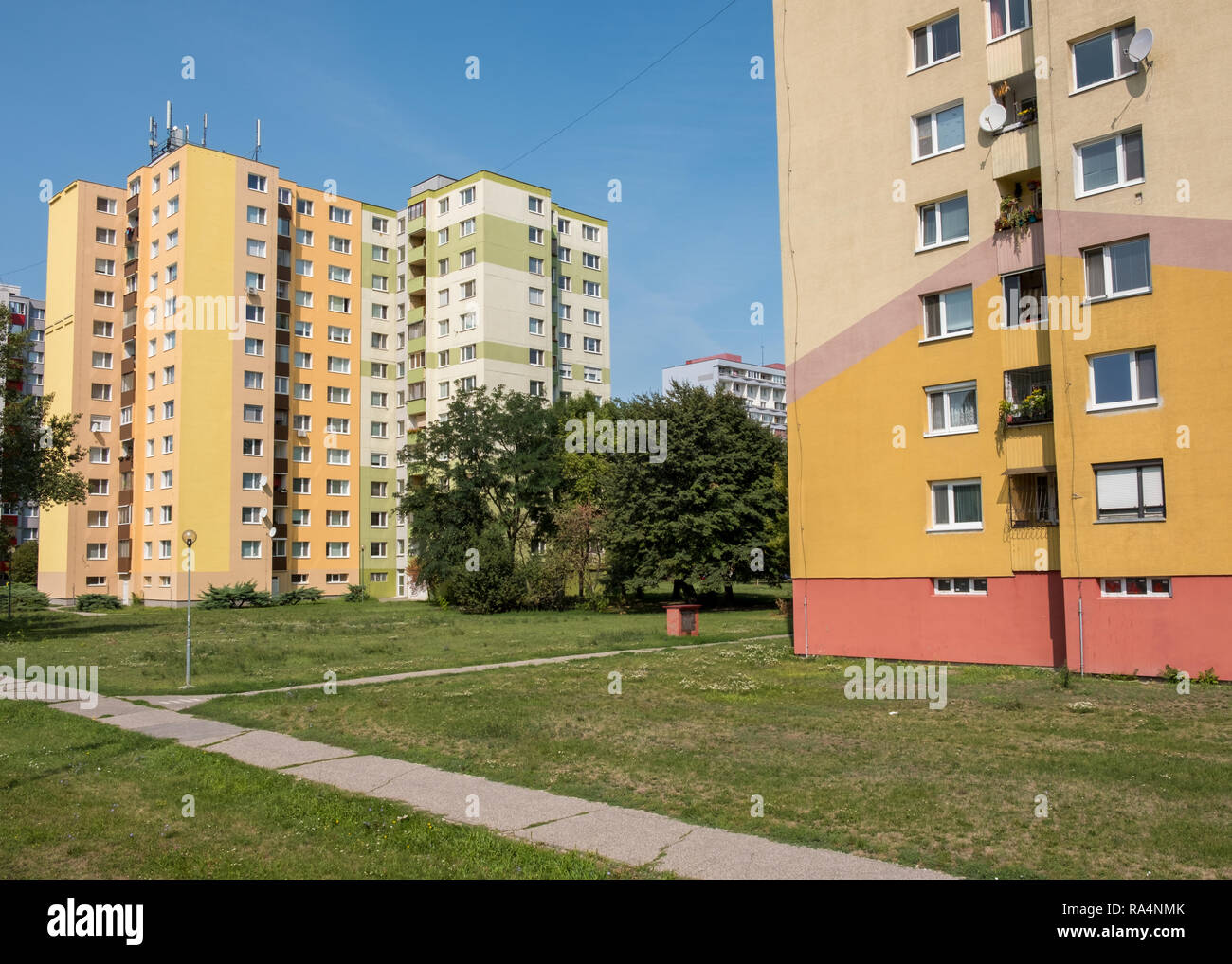 Petrzalka, Slowakei - Das Apartment Gebäude aus der sozialistischen Ära von Bratislava Vororten noch verwendet wird, und an diesem Tag gepflegt. Stockfoto