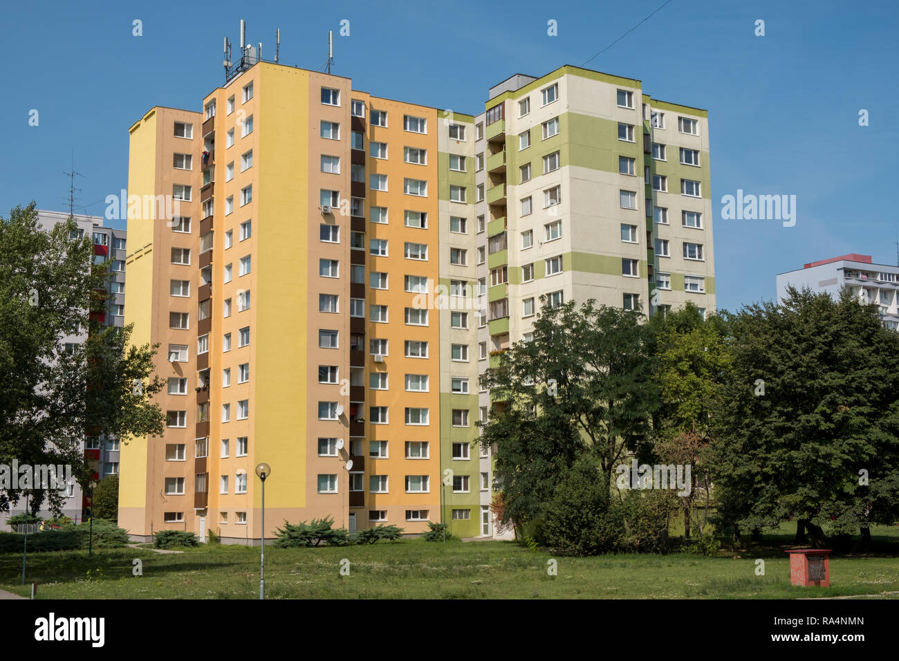 Petrzalka, Slowakei - Das Apartment Gebäude aus der sozialistischen Ära von Bratislava Vororten noch verwendet wird, und an diesem Tag gepflegt. Stockfoto