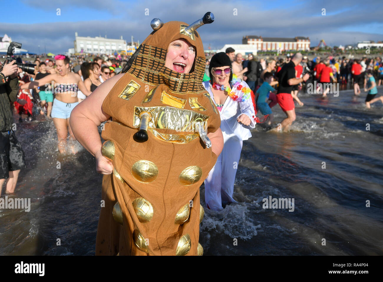 Die Menschen nehmen teil am Tag der Barry Island New Year's Schwimmen in Barry, Vale von Glamorgan, Wales. Stockfoto