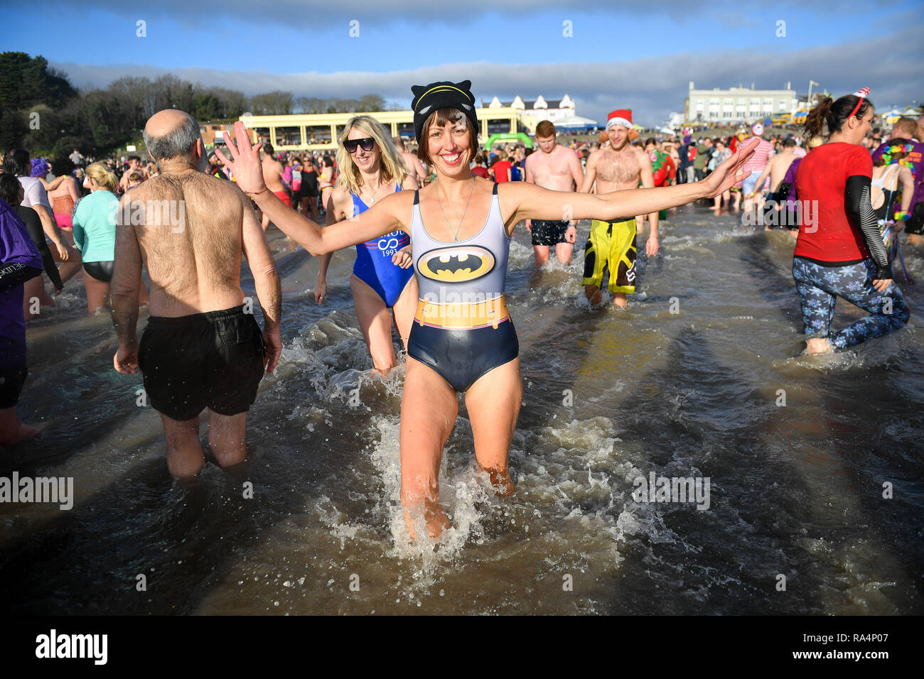 Die Menschen nehmen teil am Tag der Barry Island New Year's Schwimmen in Barry, Vale von Glamorgan, Wales. Stockfoto